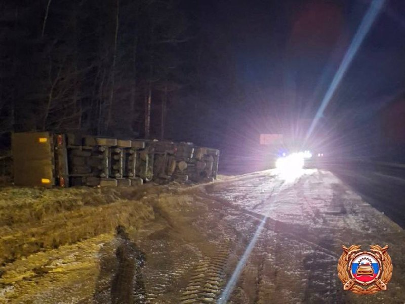 В Тверской области слетел с трассы китайский грузовик