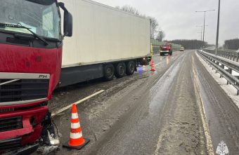 Фура наехала на ограждение на трассе М-11 в Тверской области ограждение