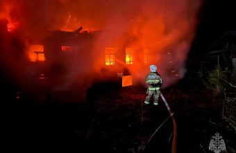 Огонь уничтожил кровлю дома в Тверской области кровлю