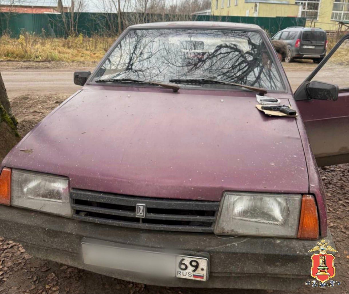 Житель Тверской области держал под дулом пистолета начальницу жены