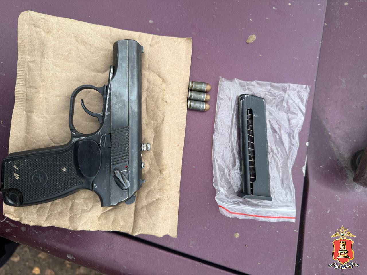 Житель Тверской области держал под дулом пистолета начальницу жены