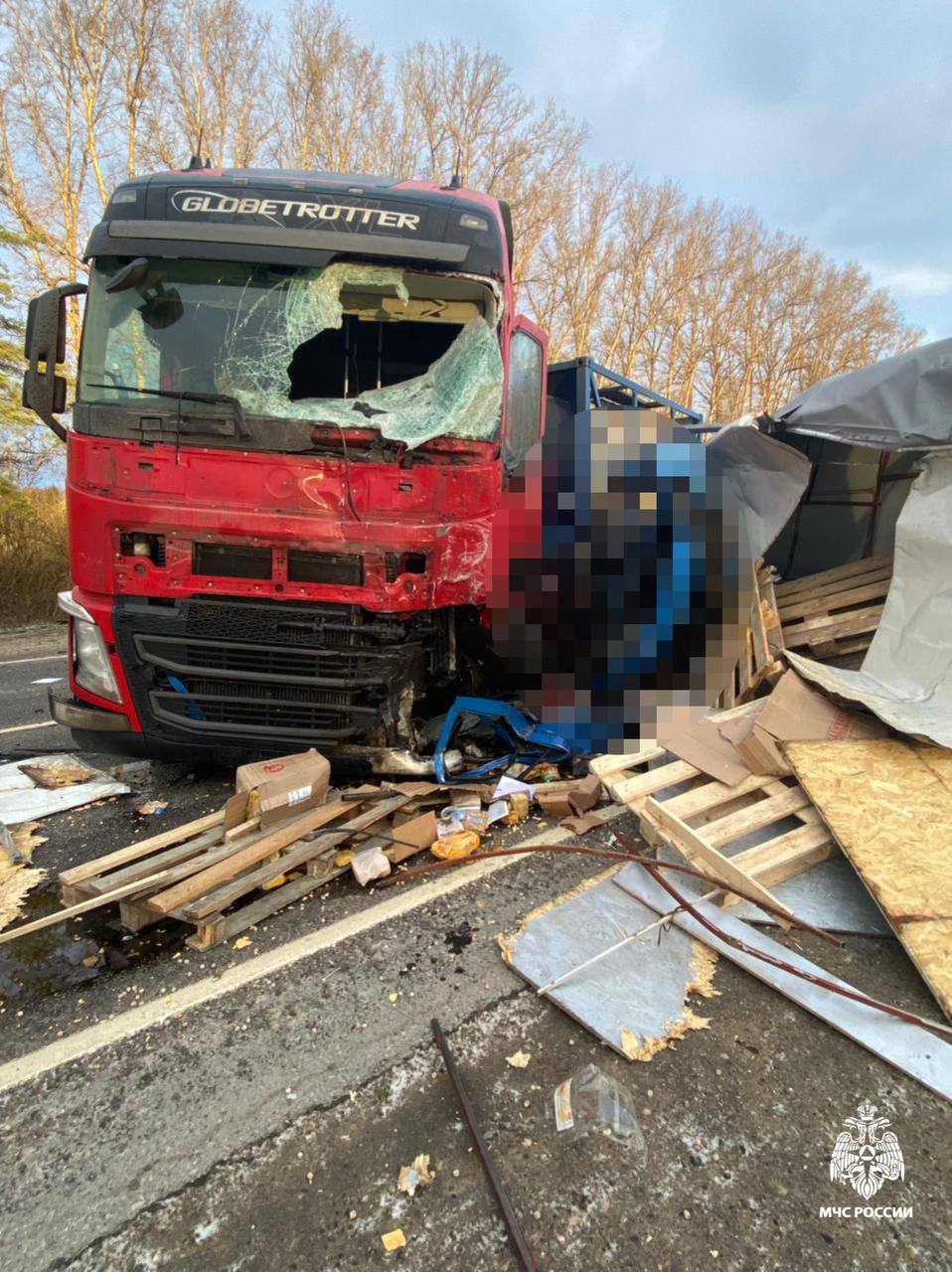 Спасатели ликвидируют последствия ДТП на Старицком шоссе под Тверью