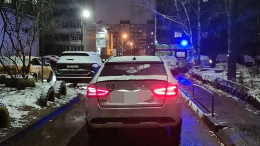 Трёхлетний мальчик попал под колёса машины в Твери