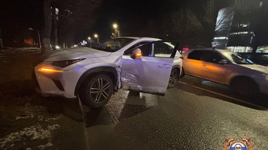 В Твери столкнулись Лексус и Лада Калина