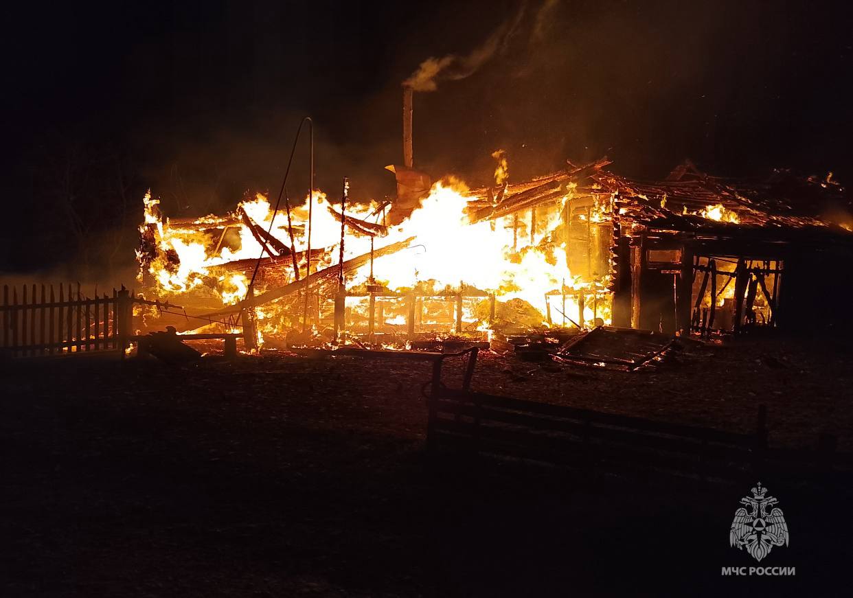 В Тверской области хозяина сгоревшего дома доставили в больницу