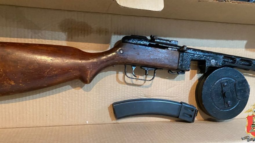 У жителя Тверской области полицейские нашли целый арсенал военного оружия и боеприпасов