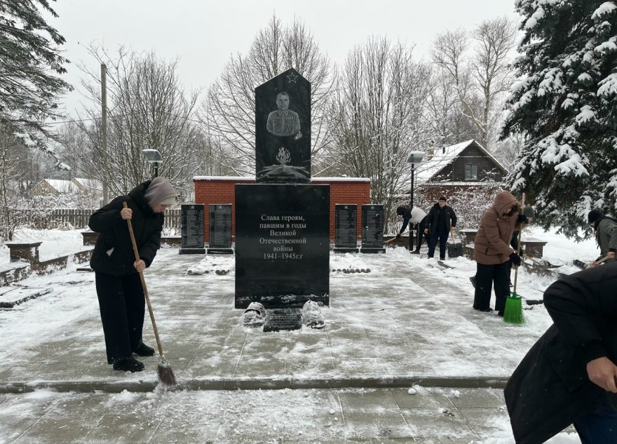 В Оленино студенты и волонтеры убрали снег с воинского захоронения