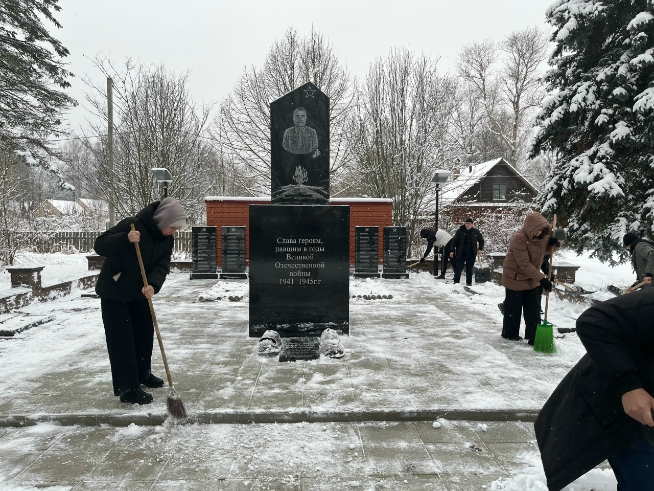 В Оленино студенты и волонтеры убрали снег с воинского захоронения