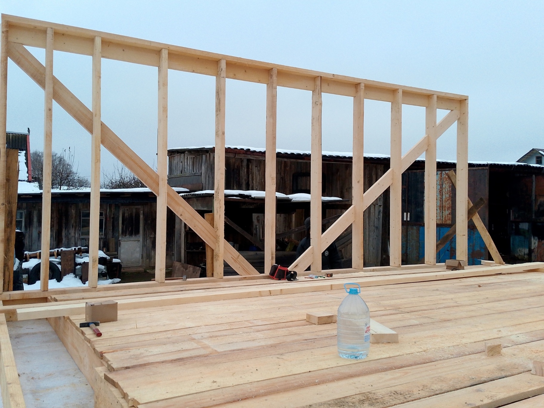 Жители Тверской области помогают пенсионеру, потерявшему в пожаре всё