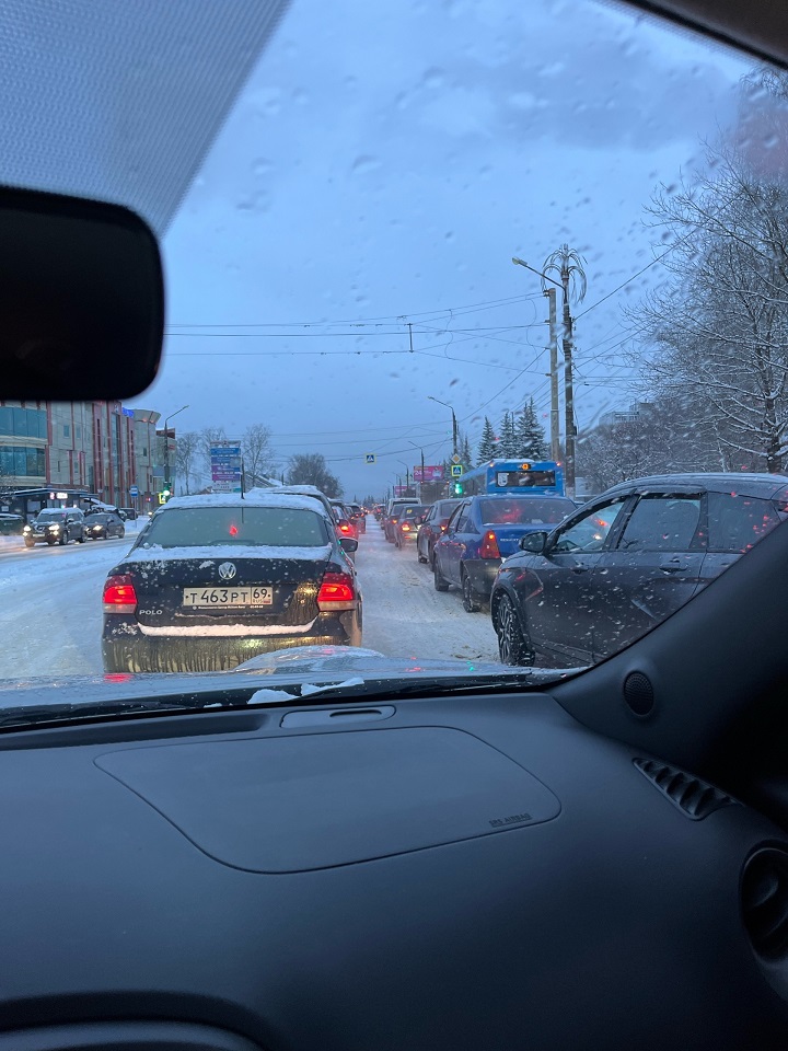 Ночной снегопад парализовал движение в Твери