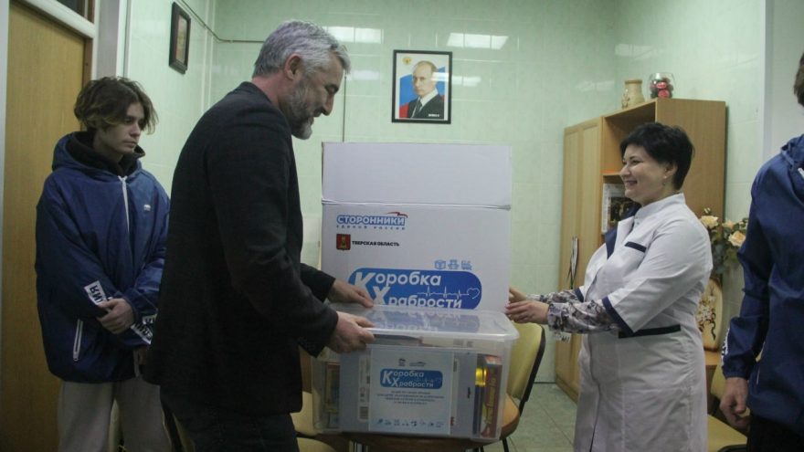 «Единая Россия» передала игрушки для детей в больнице