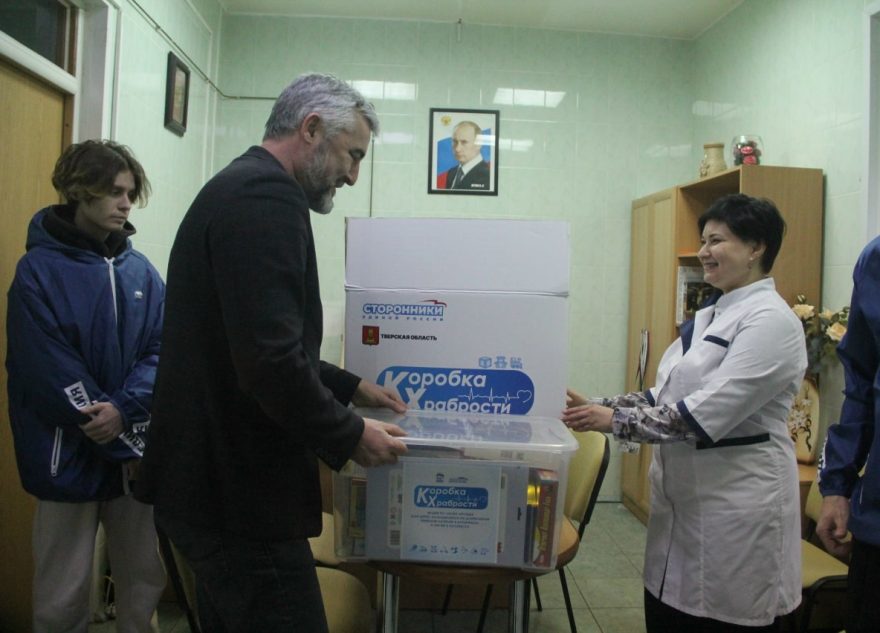 «Единая Россия» передала игрушки для детей в больнице