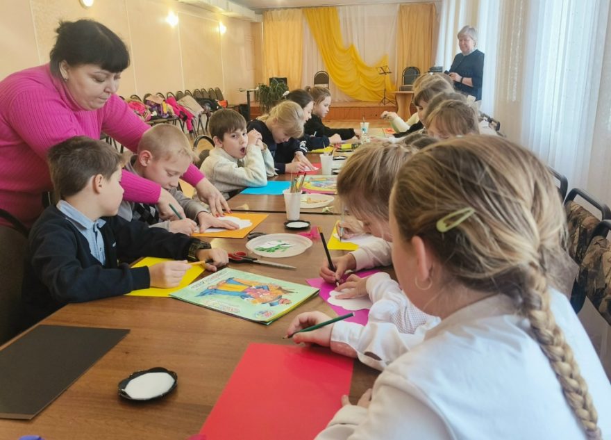 В Оленино школьники делали открытки для любимых мам