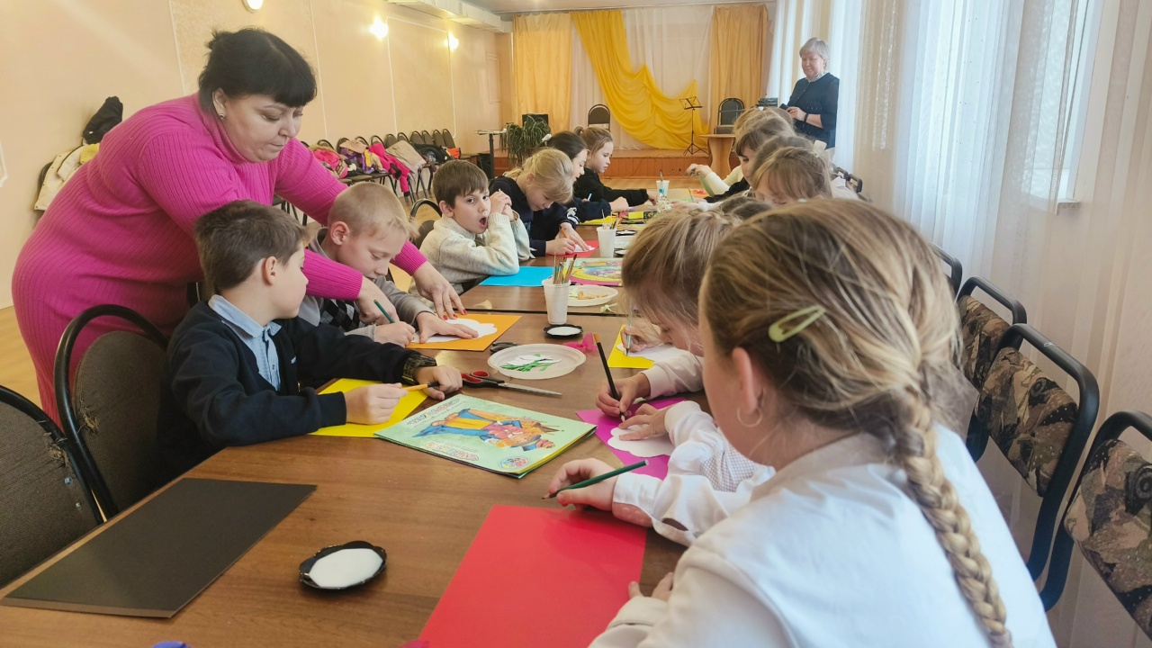 В Оленино школьники делали открытки для любимых мам