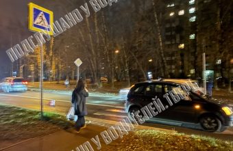 В Твери попавшую под машину бабушку спасла случайная "скорая" скорая