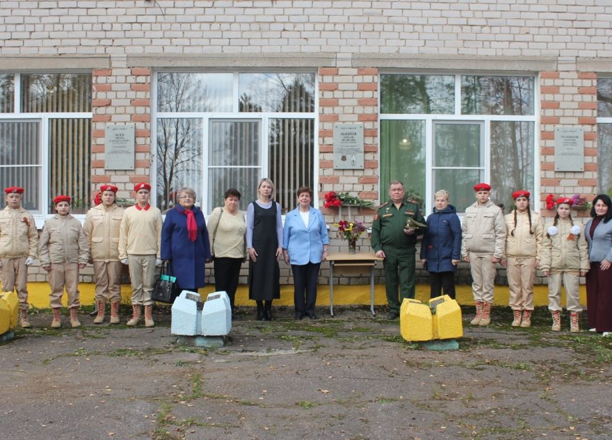На школе в Тверской области увековечили имена сразу трёх героев СВО