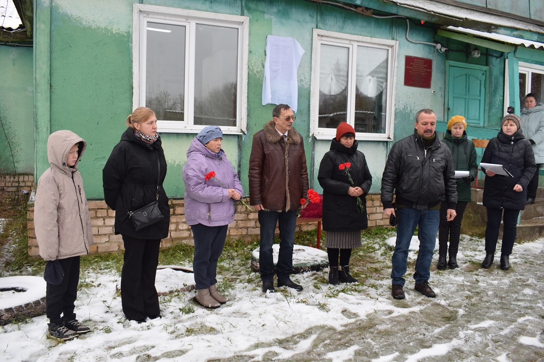 На двух школах Тверской области увековечили память героичных выпускников