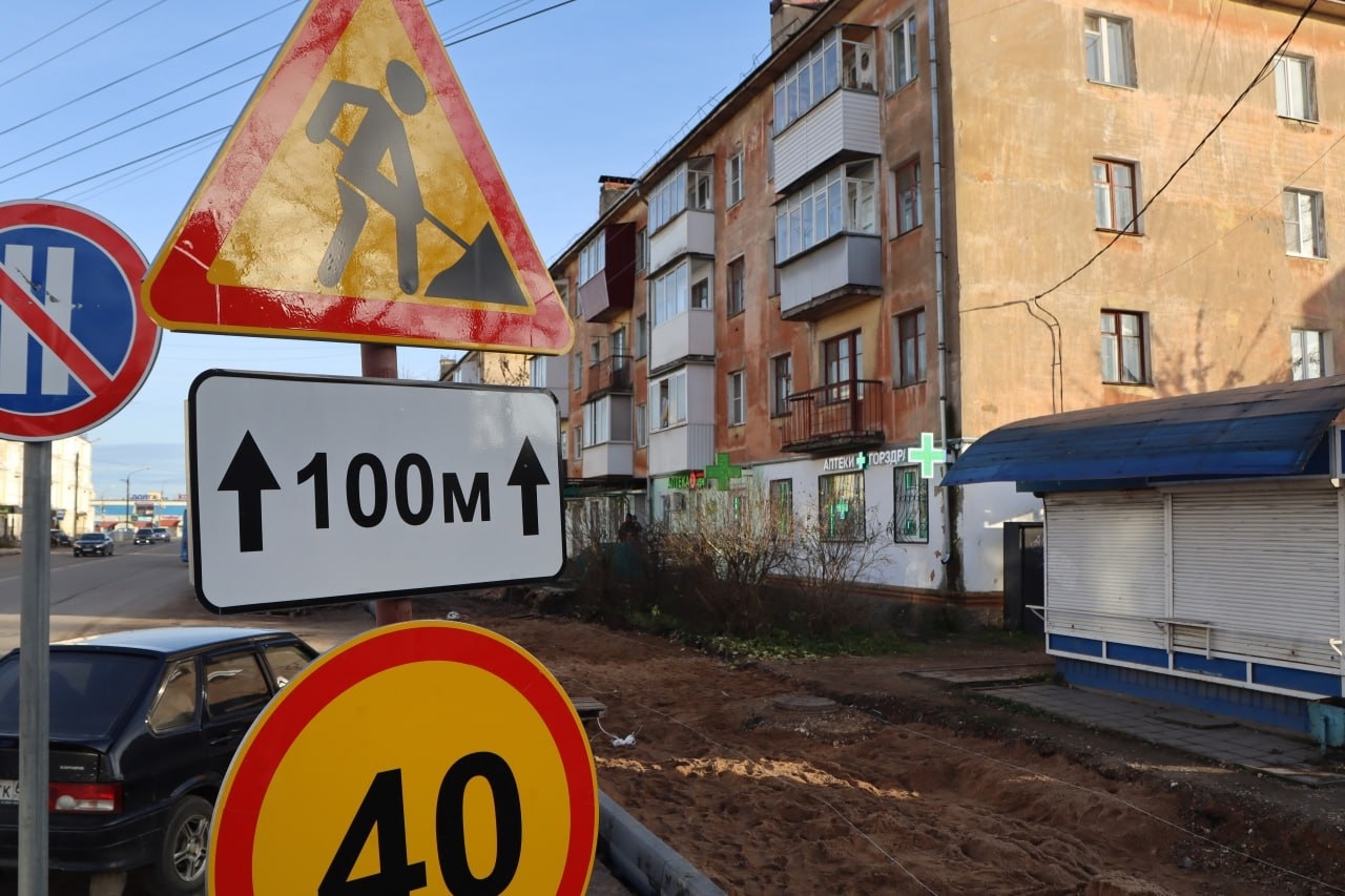 Тротуар на важной магистрали в Ржеве ремонтируют с опережением сроков