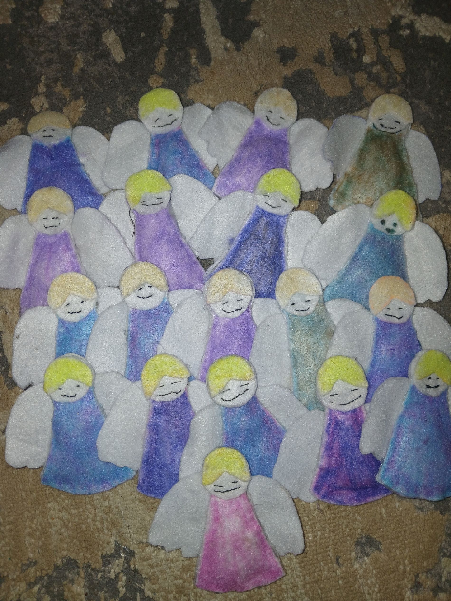 Дети из Тверской области изготовили обереги-ангелочки для бойцов СВО