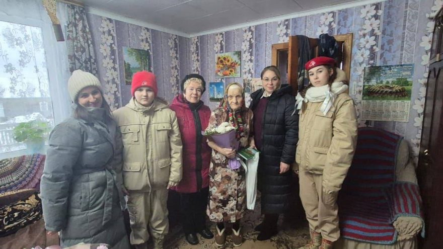 Тепло её рук: как бабушка именинница поддерживает бойцов на фронте