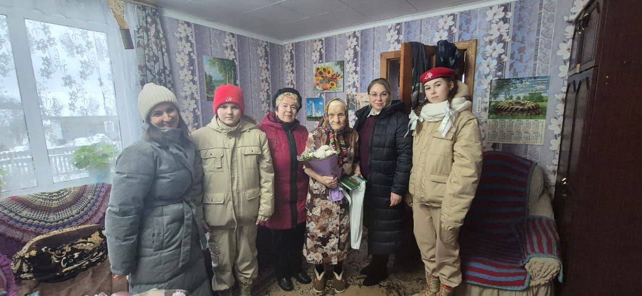 Тепло её рук: как бабушка именинница поддерживает бойцов на фронте