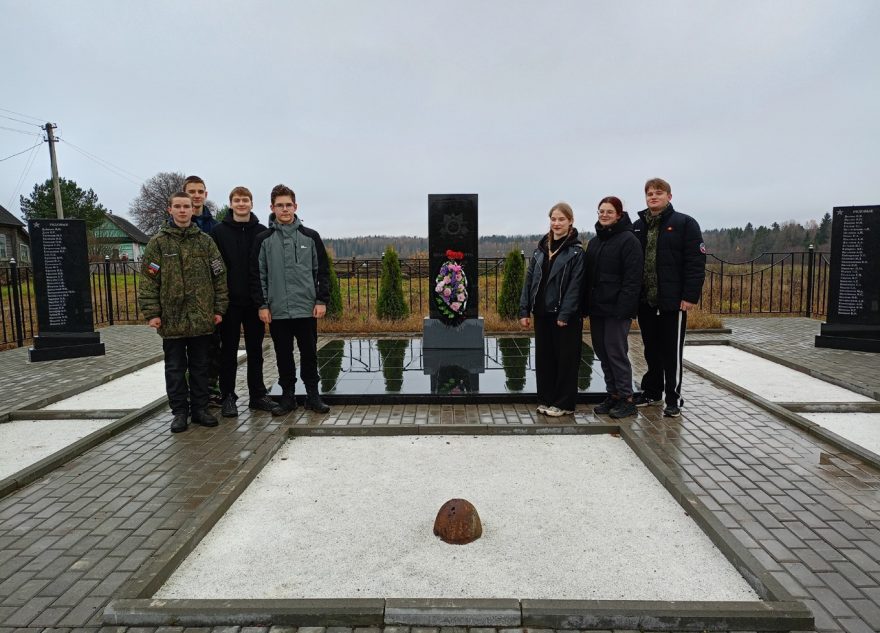 Школьники в Тверской области навели порядок на мемориале