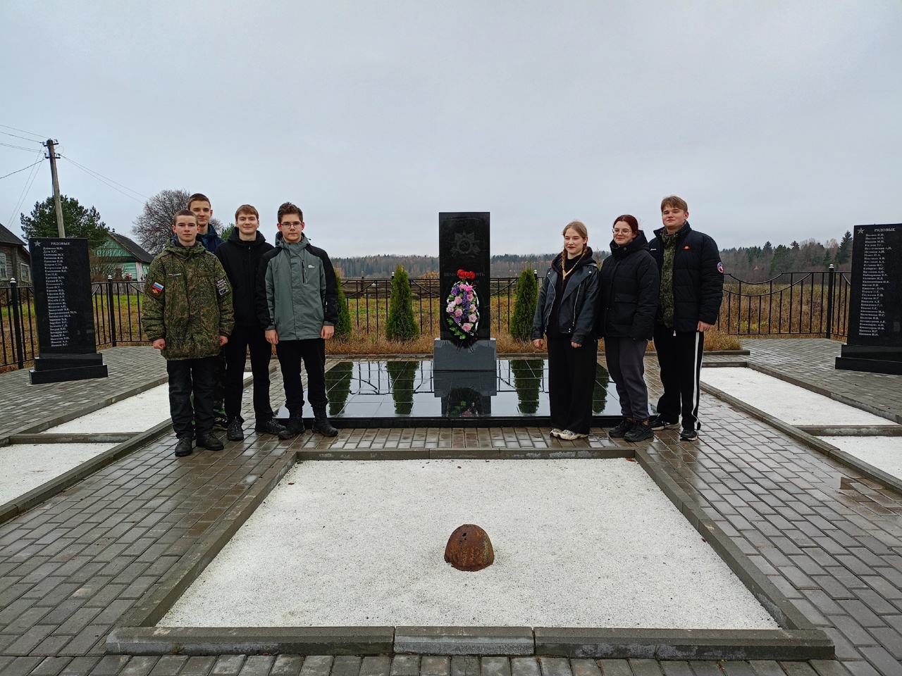 Школьники в Тверской области навели порядок на мемориале