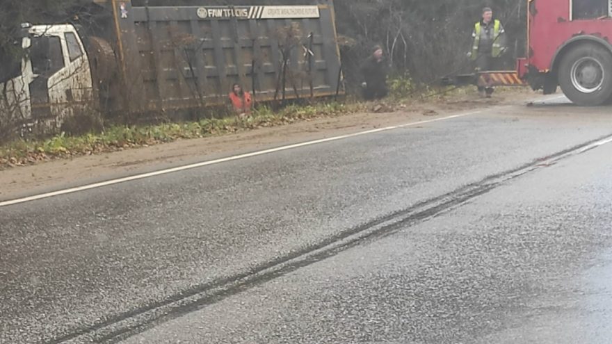 В Тверской области с трассы сошел грузовик грузовик