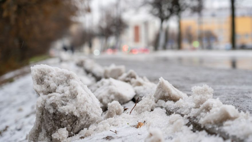 Пешеходов и водителей Тверской области предупреждают об опасных погодных условиях