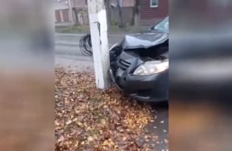 В Тверской области «Тойота» врезалась в столб столб