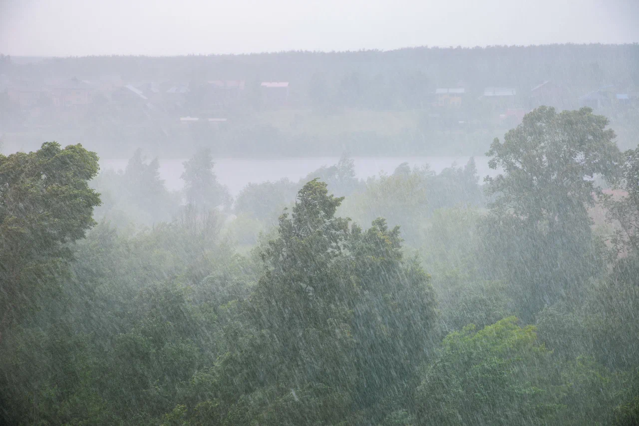 В центре Твери кто-то бросил разбитый в ДТП автомобиль ВАЗ