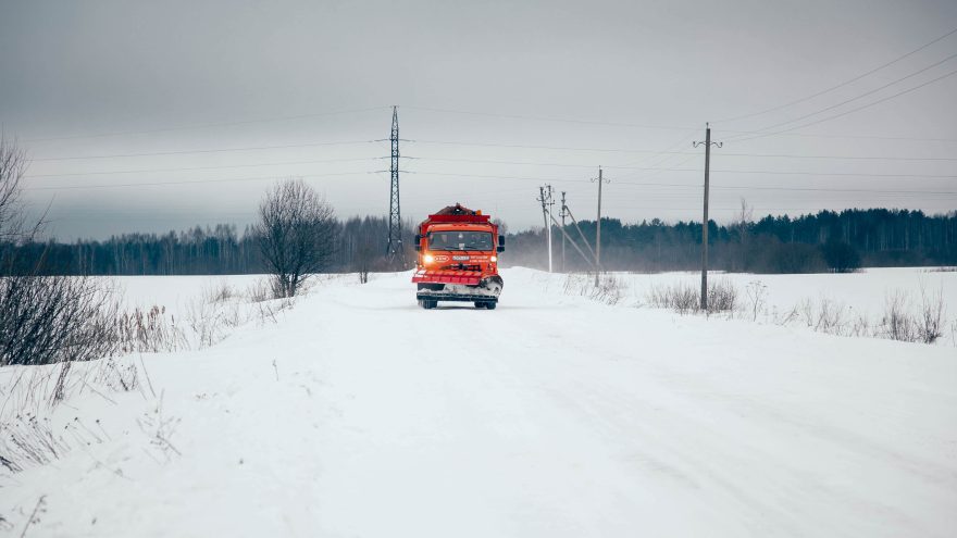 Больше 300 единиц техники расчищают дороги Тверской области