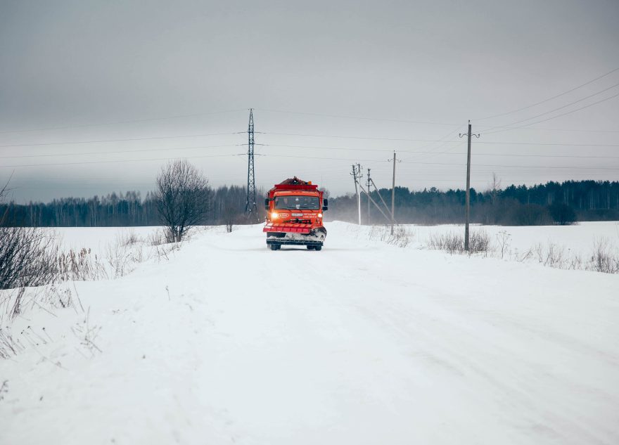 Больше 300 единиц техники расчищают дороги Тверской области