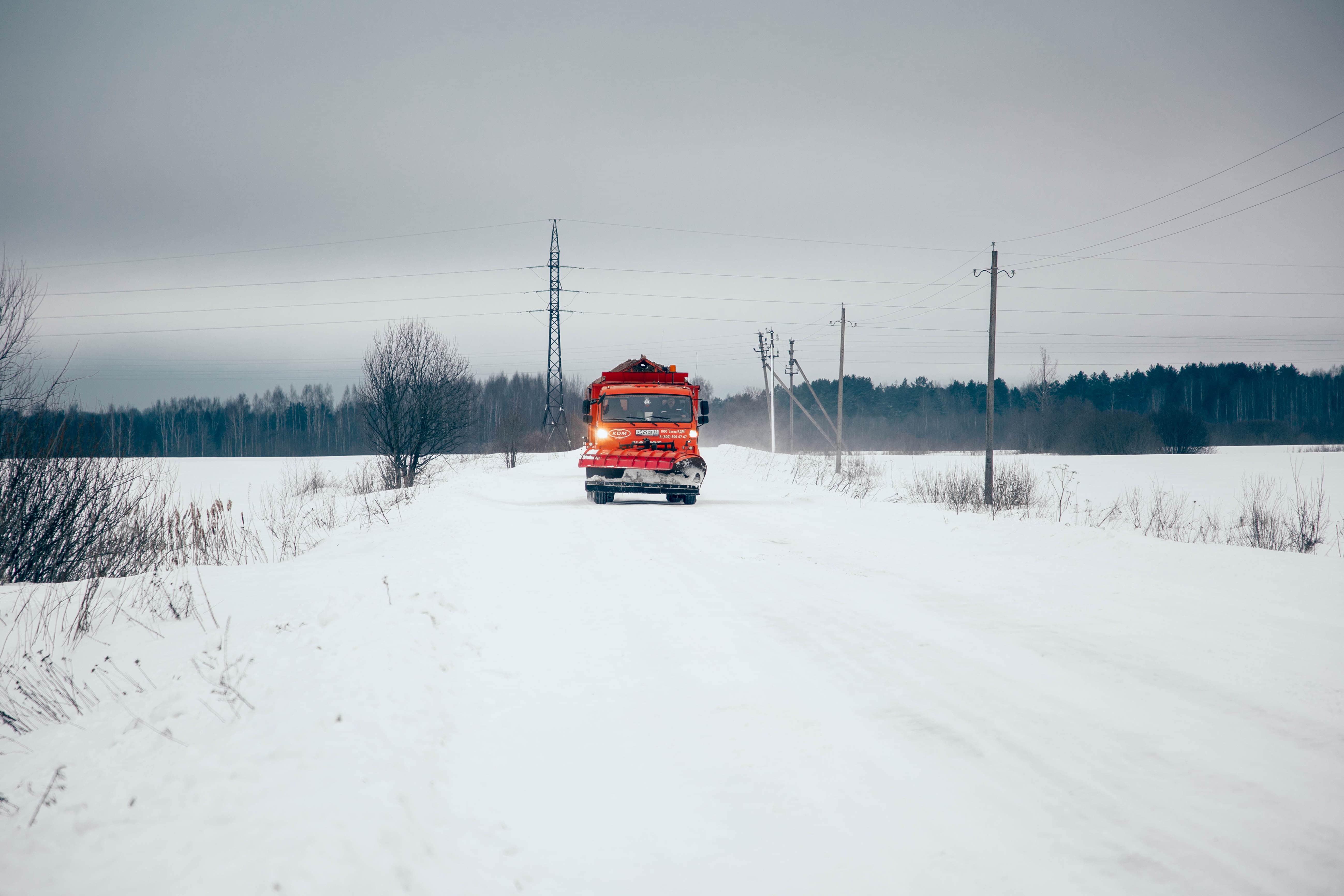 Больше 300 единиц техники расчищают дороги Тверской области