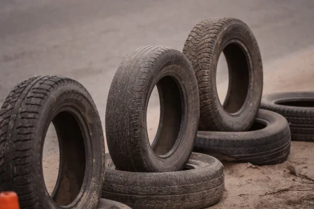 В Тверской области с припаркованного автомобиля пропало колесо колесо