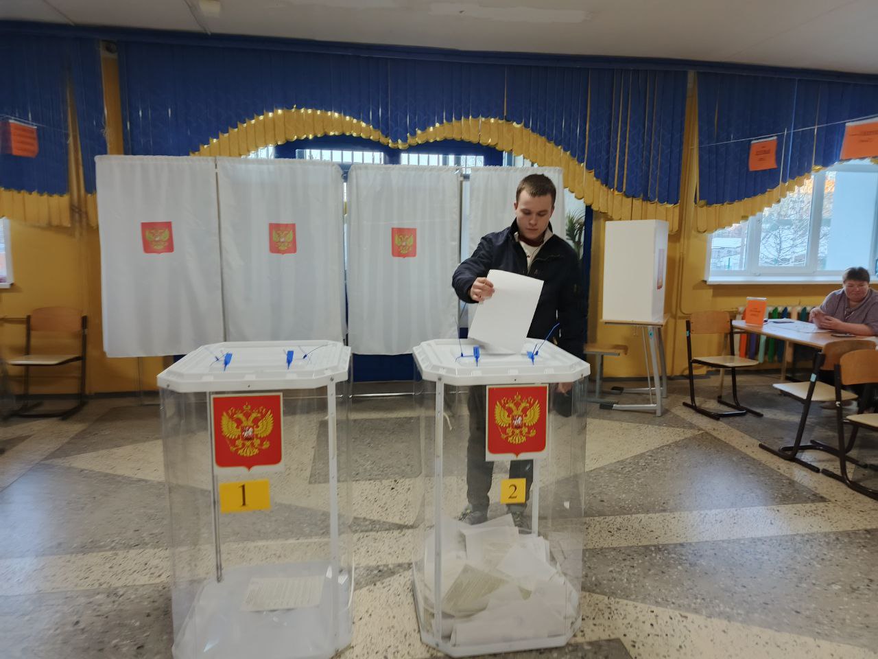 Ветераны Калининской АЭС и молодые избиратели голосуют на досрочных выборах в Удомле