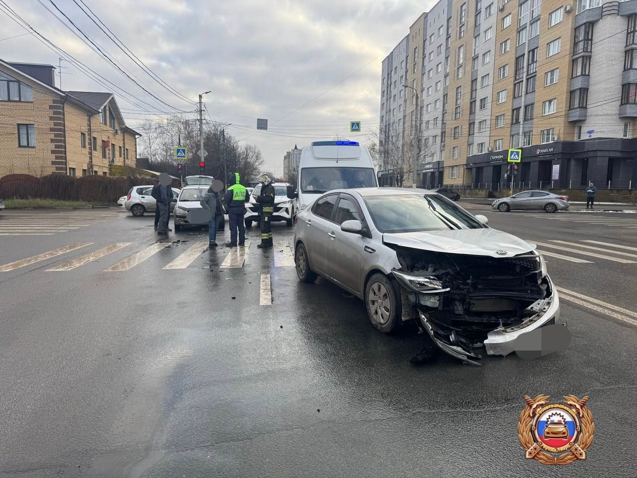 В Твери столкнулись две машины, пострадал водитель