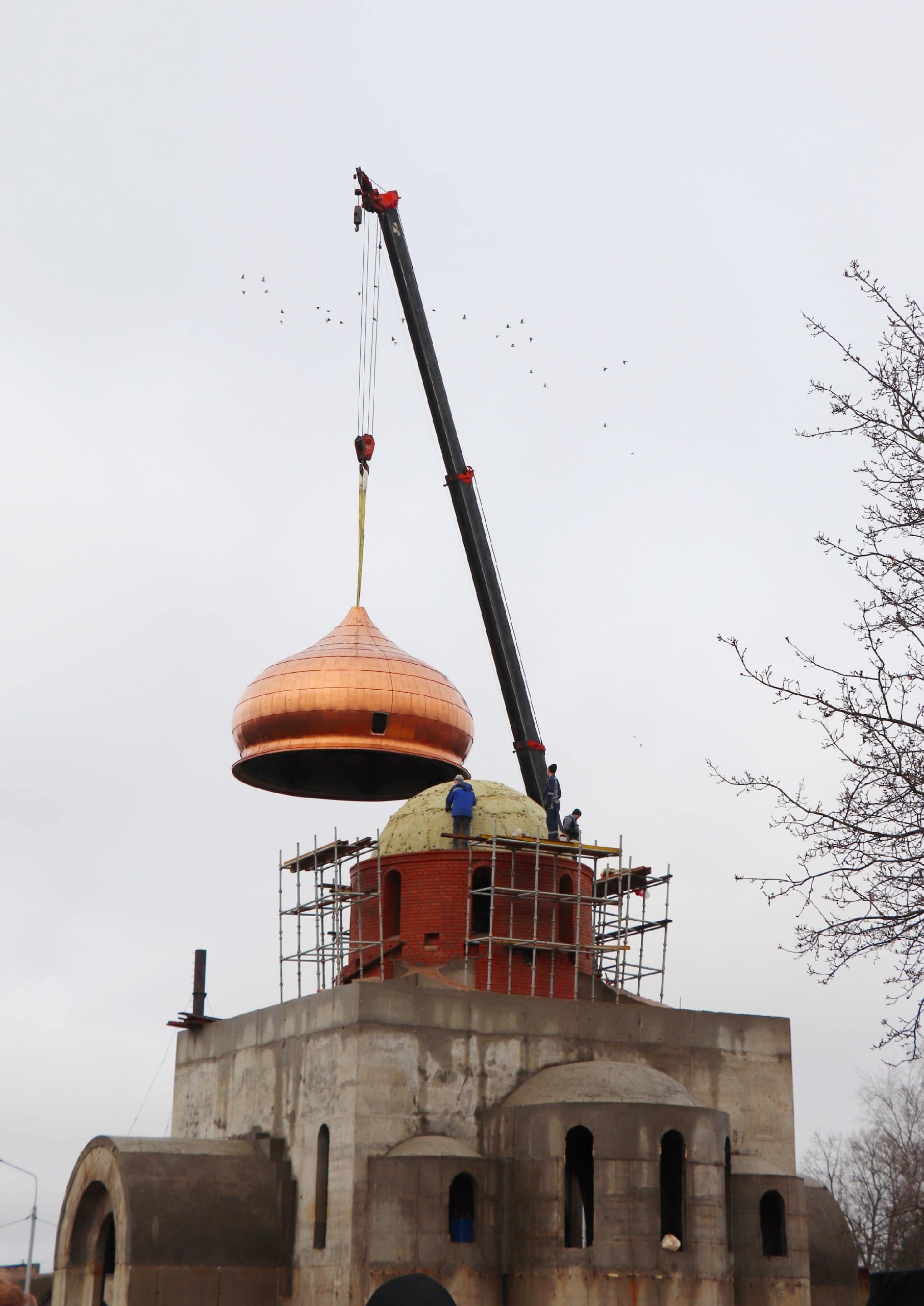 На строящемся храме-музее в Торопце установили крест