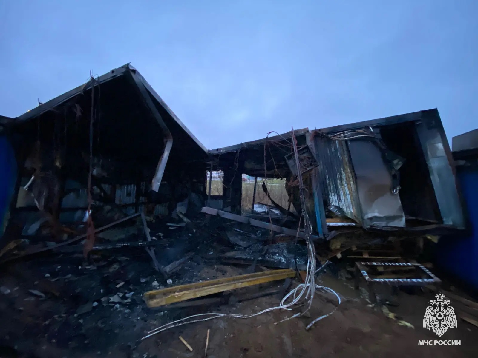 Огонь уничтожил бытовку в деревне в Тверской области