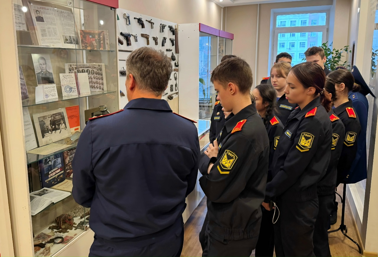 В День Героев Отечества офицер СК встретился с кадетами профильного класса