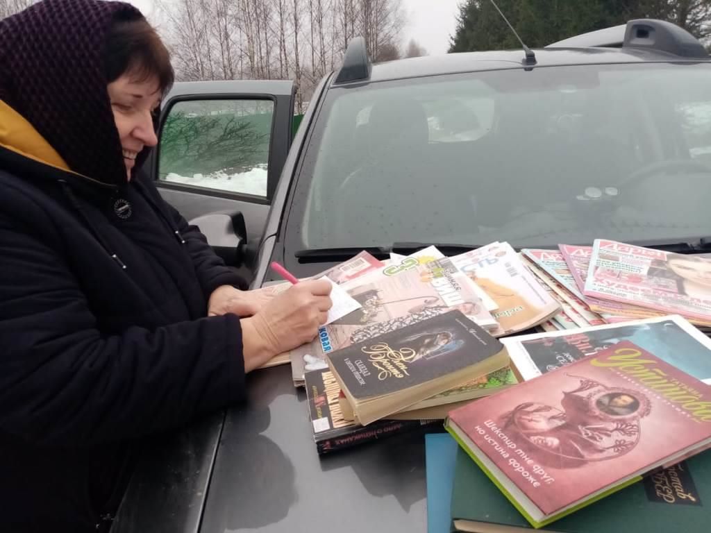 Много лет жительница Тверской области возит книги в отдаленные деревни