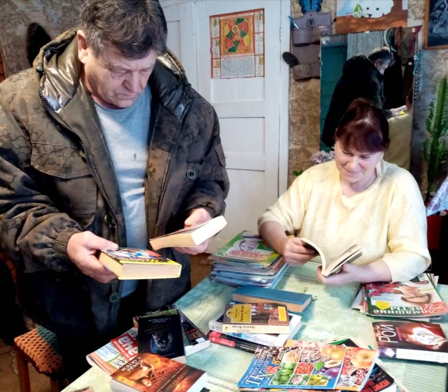 Много лет жительница Тверской области возит книги в отдаленные деревни
