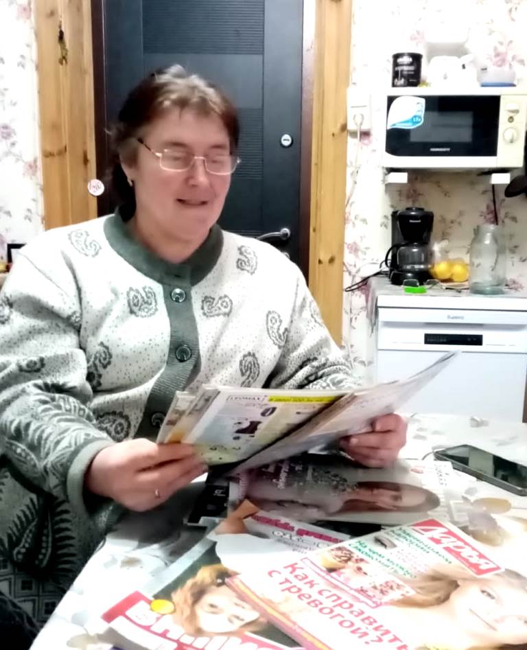 Много лет жительница Тверской области возит книги в отдаленные деревни