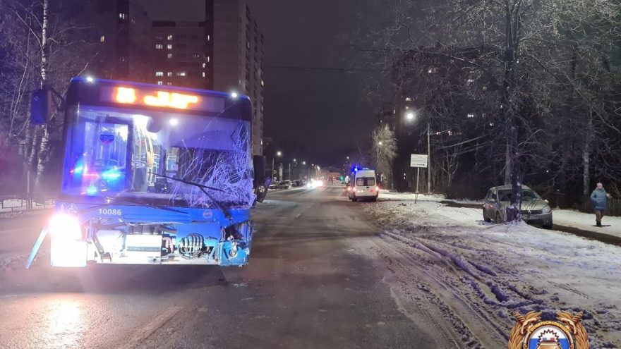 В Твери легковушка столкнулась с автобусом, пострадал школьник