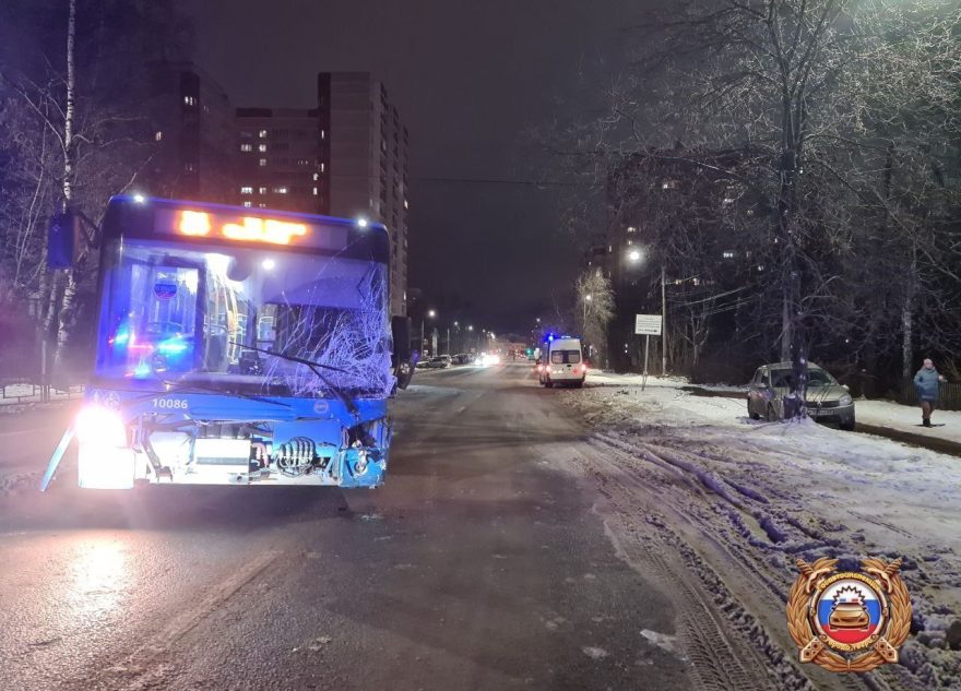 В Твери легковушка столкнулась с автобусом, пострадал школьник