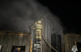 В Тверской области пожарные спасли от огня соседние строения спасли