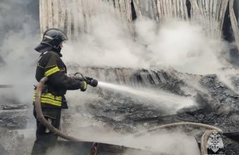 В деревне под Тверью ликвидируют пожар В деревне под Тверью ликвидируют пожар
