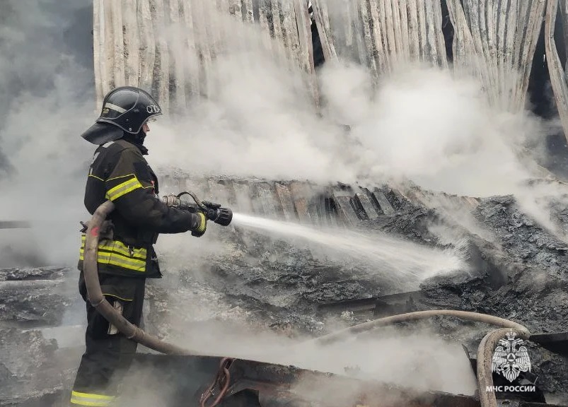 В деревне под Тверью ликвидируют пожар