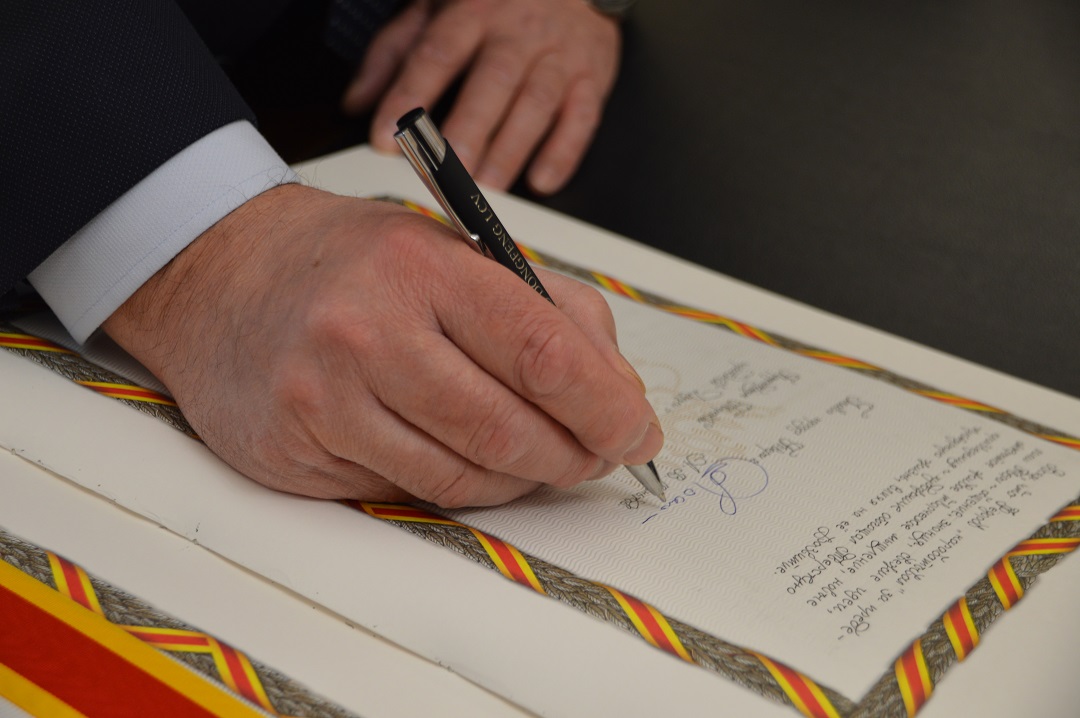 Золотую Книгу