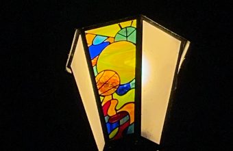 Новый витражный фонарь добавил красок еще одной улице в Твери фонарь